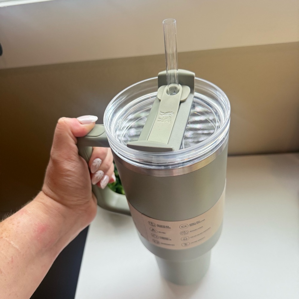 Stanley X Hearth & Hand/Magnolia LIMITED EDITION Serene Green 40oz Water Tumbler - Picture 5 of 6